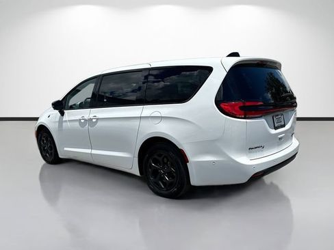 Used 2024 Chrysler Pacifica Limited FWD image 5