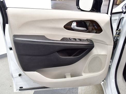 Used 2023 Chrysler Pacifica Limited FWD image 21