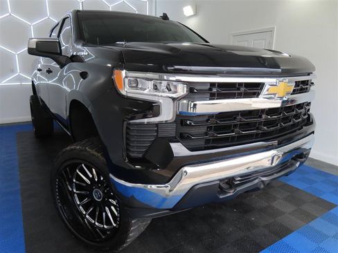 Used 2023 Chevrolet Silverado 1500 LT AWD/4WD image 2
