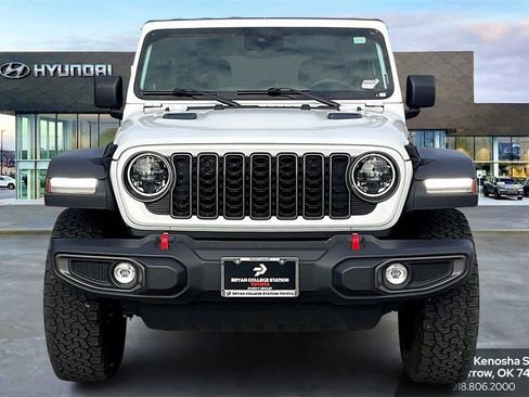 Used 2024 Jeep Wrangler Unlimited Rubicon image 3