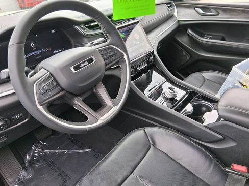 Used 2023 Jeep Grand Cherokee Limited w/ Luxury Tech Group II AWD/4WD image 19
