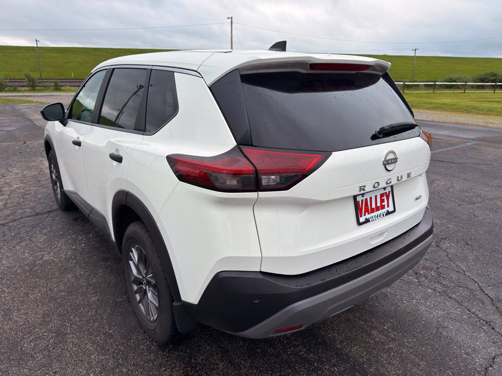 Used 2023 Nissan Rogue S AWD/4WD image 12