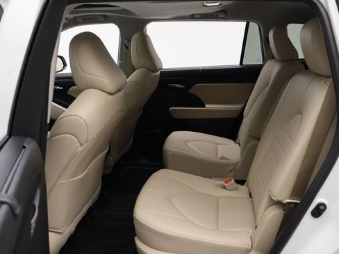 Used 2024 Toyota Highlander XLE FWD image 19