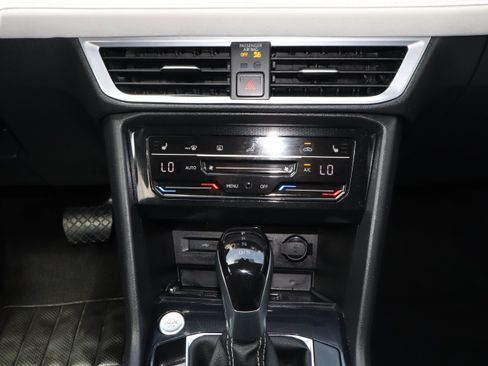 Used 2025 Volkswagen Taos SE AWD/4WD image 11