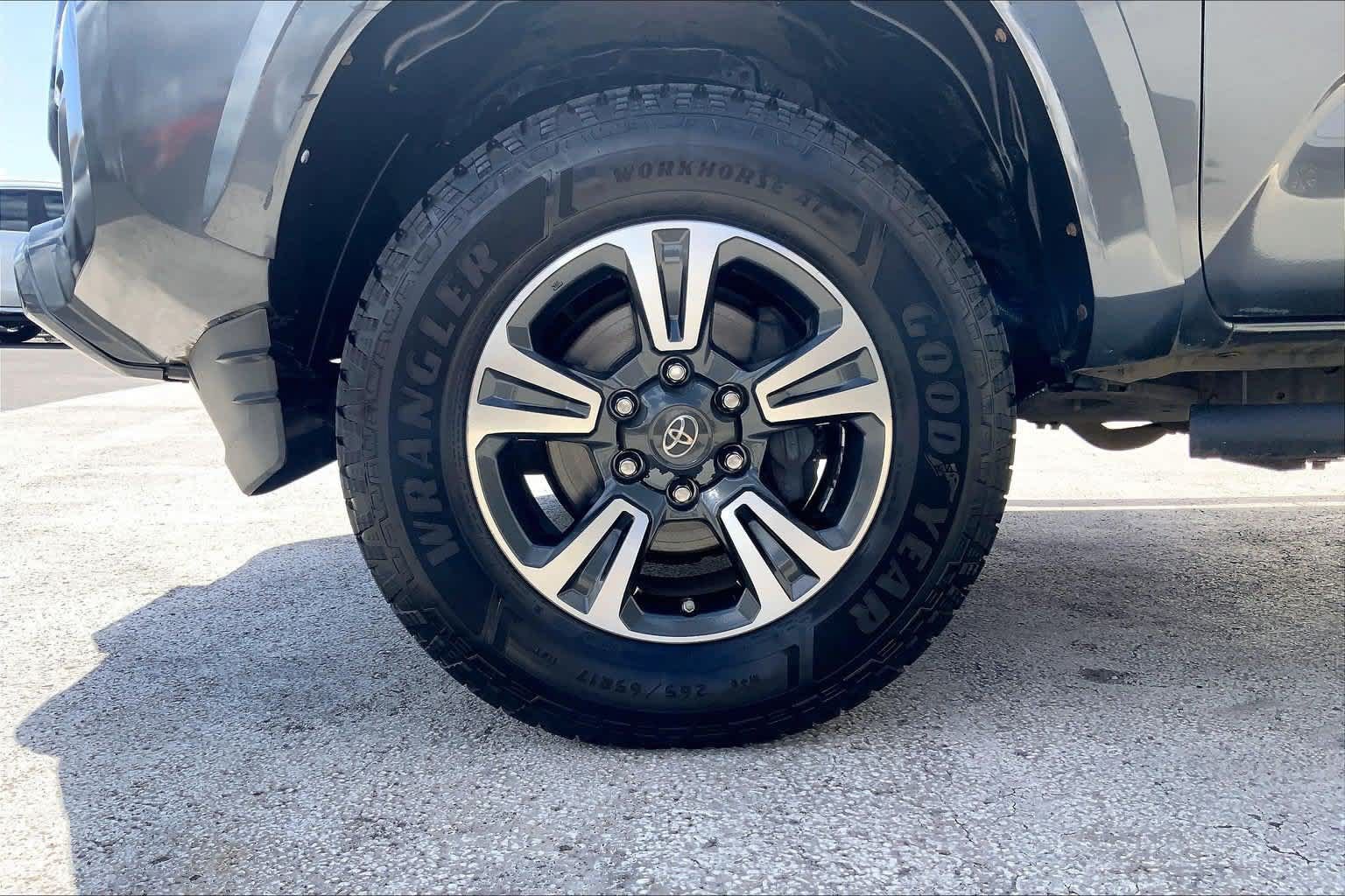 Used 2017 Toyota Tacoma TRD Sport RWD image 8