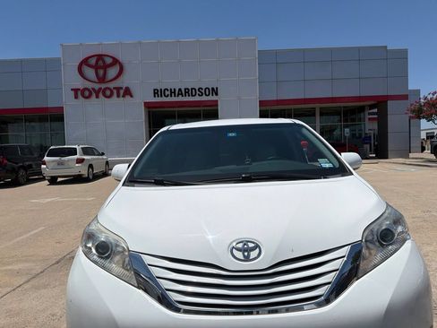 Used 2017 Toyota Sienna LE AWD/4WD image 7