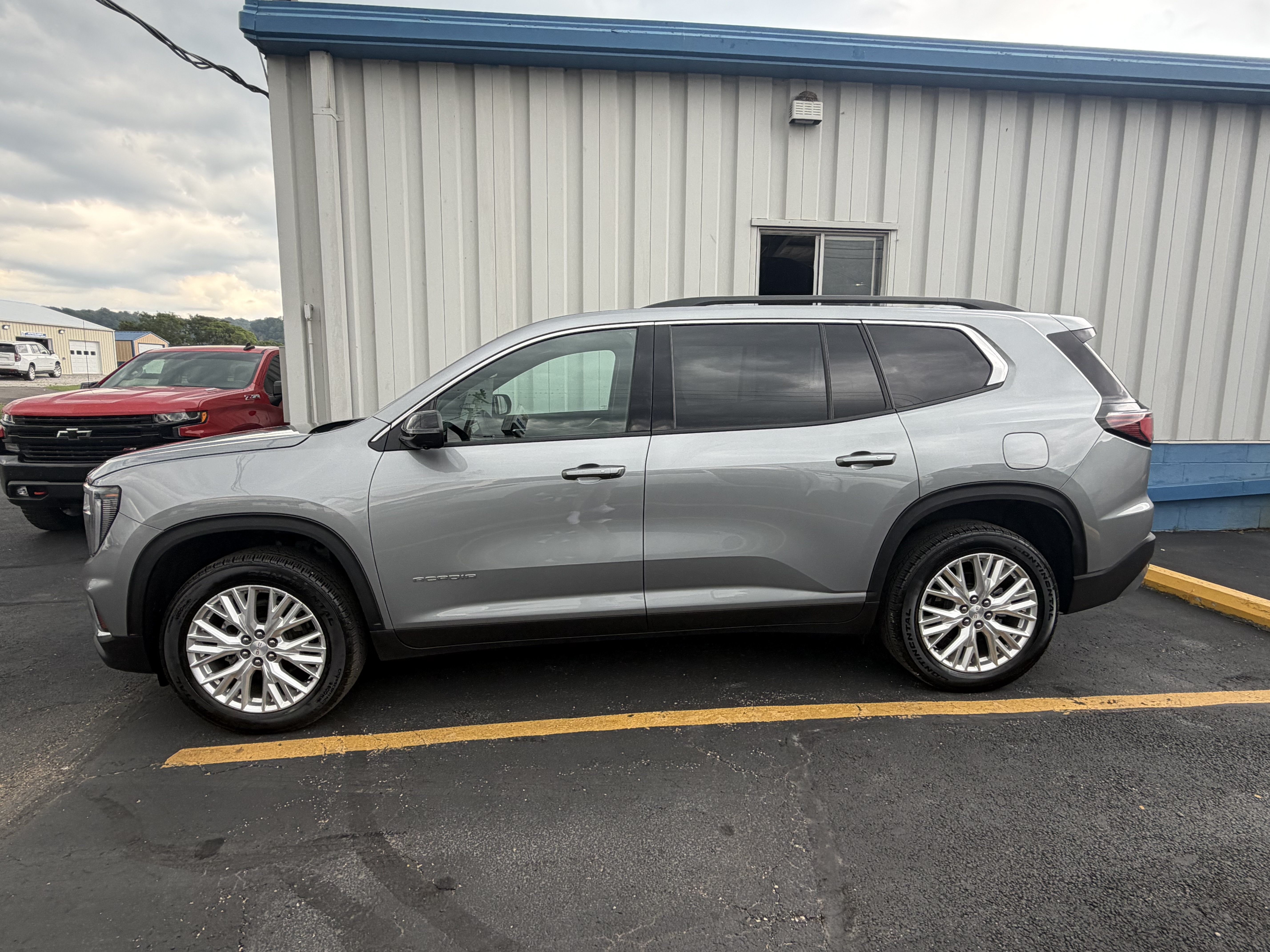 Used 2026 GMC Acadia Elevation w/ Elevation Premium Package FWD image 2