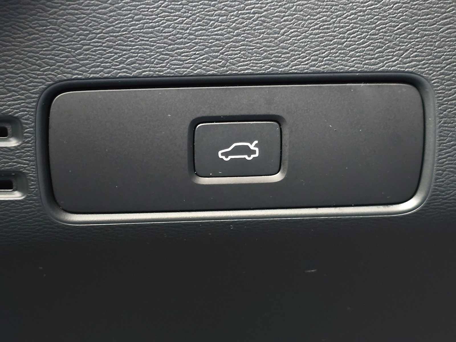 Certified 2023 Volvo XC40 Recharge Ultimate w/ Protection Package Premier AWD/4WD image 32