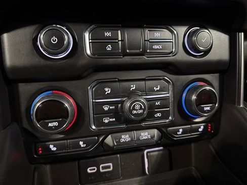 Used 2021 Chevrolet Suburban LT image 16