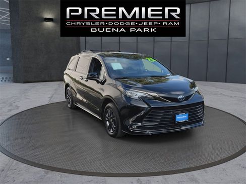 Used 2024 Toyota Sienna XLE Woodland Edition image 2