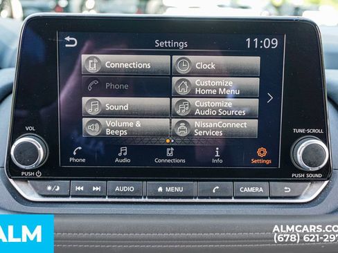 Used 2025 Nissan Rogue SV image 34