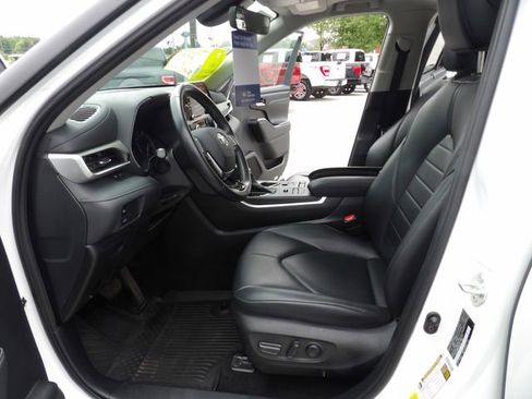 Used 2021 Toyota Highlander XLE AWD/4WD image 27