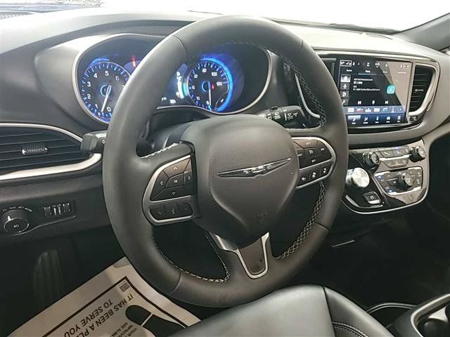 Used 2026 Chrysler Pacifica Select FWD image 8