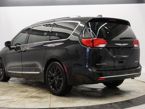 Certified 2018 Chrysler Pacifica Limited image 3