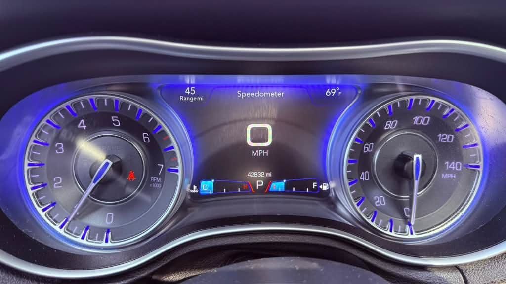 Used 2016 Chrysler 300 Limited RWD image 4
