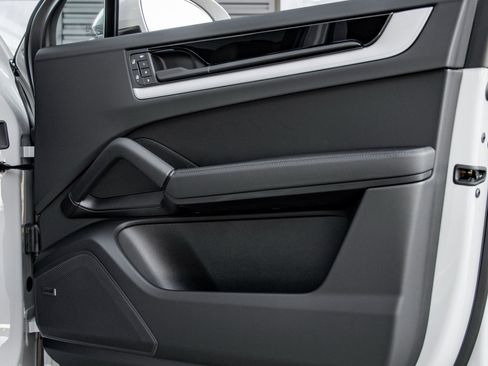 Certified 2025 Porsche Cayenne E-Hybrid Coupe image 40