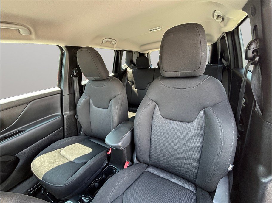 Used 2023 Jeep Renegade Latitude AWD/4WD image 17