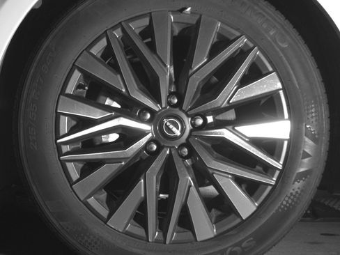 Used 2025 Nissan Altima 2.5 SV image 12