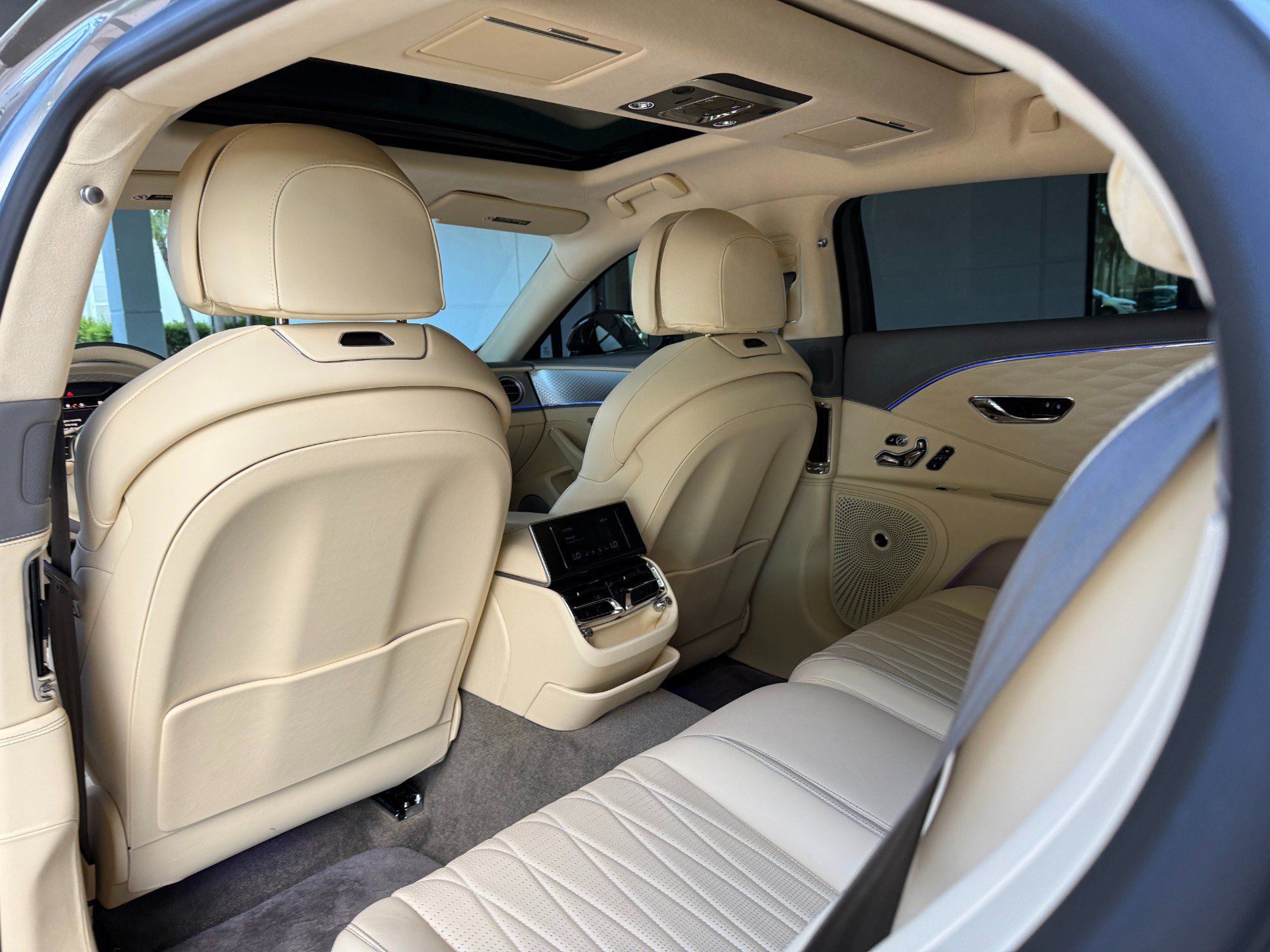 Used 2023 Bentley Flying Spur V8 AWD/4WD image 28