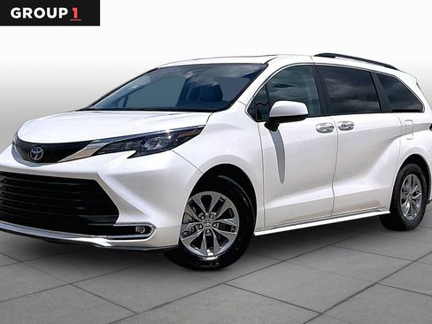 Used 2024 Toyota Sienna XLE FWD image 1
