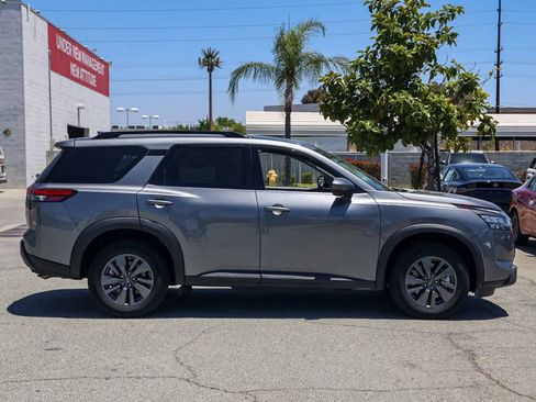 Used 2024 Nissan Pathfinder SV FWD image 3