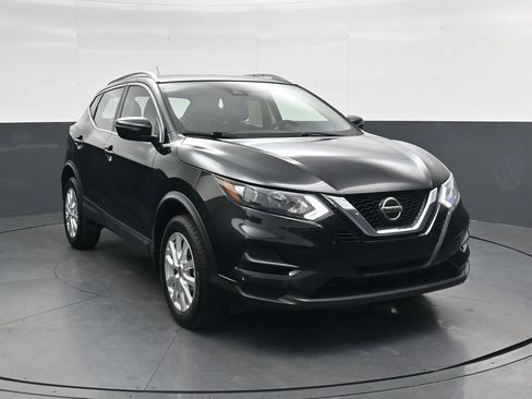 Used 2020 Nissan Rogue Sport SV FWD image 2