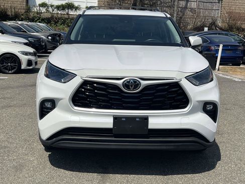 Used 2022 Toyota Highlander LE AWD/4WD image 2