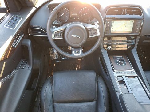 Used 2018 Jaguar F-PACE S image 11