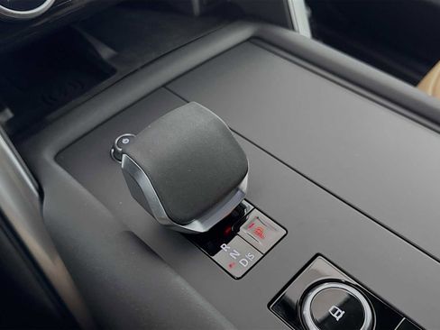 New 2026 Land Rover Discovery Limited Edition image 18