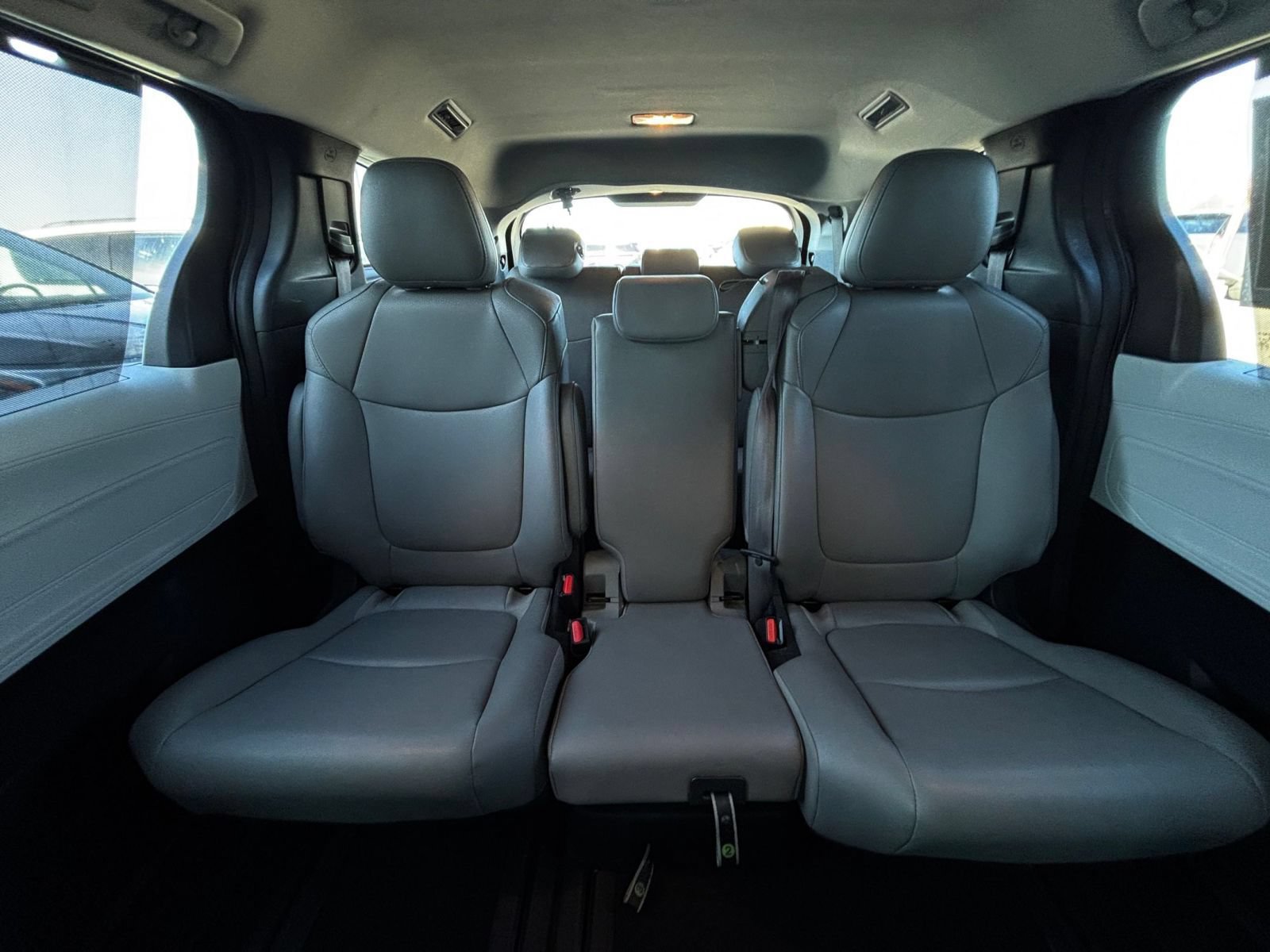 Used 2025 Toyota Sienna XLE FWD image 40