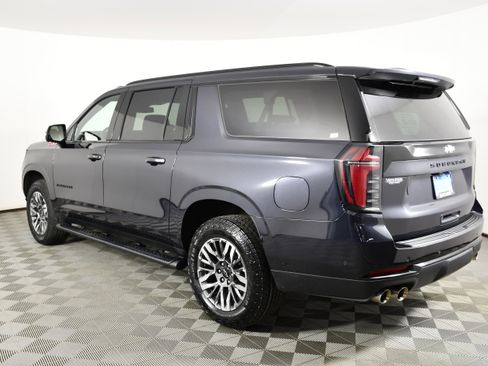 Used 2025 Chevrolet Suburban Z71 image 8