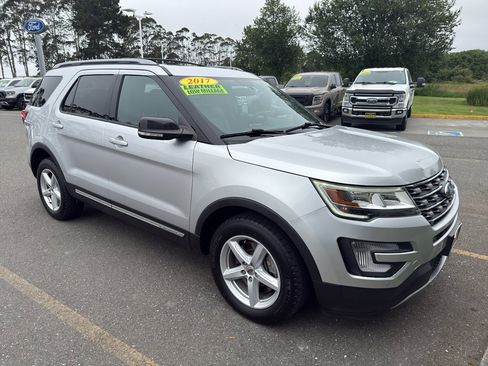 Used 2017 Ford Explorer XLT w/ Equipment Group 202A AWD/4WD image 22