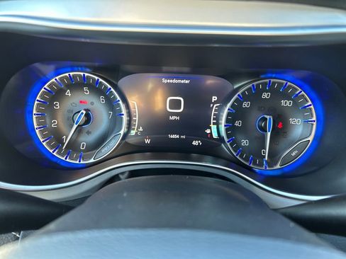 Used 2025 Chrysler Pacifica Limited image 25