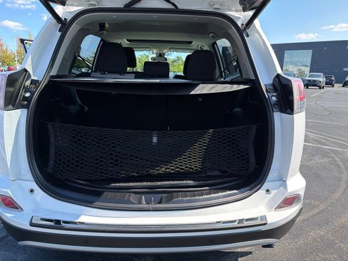 Used 2018 Toyota RAV4 XLE AWD/4WD image 17