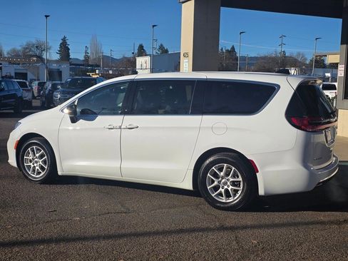 Used 2024 Chrysler Pacifica Touring-L image 35