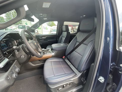 Used 2022 Chevrolet Silverado 1500 High Country w/ Z71 Off-Road Package AWD/4WD image 12