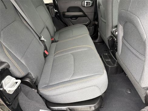 Used 2025 Jeep Wrangler Sahara image 13