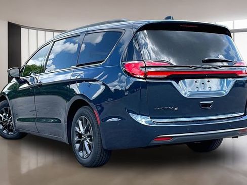 Used 2021 Chrysler Pacifica Touring-L w/ Uconnect Theater Family Group FWD image 4