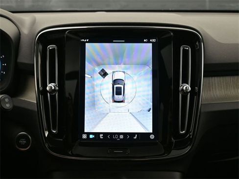 Used 2025 Volvo XC40 B5 Plus image 19