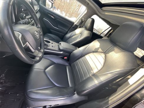 Used 2022 Toyota Highlander XLE image 14