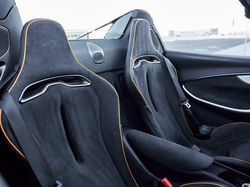 Used 2025 McLaren Artura Spider RWD image 48