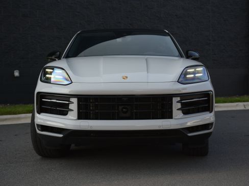 Used 2025 Porsche Cayenne Coupe AWD/4WD image 10