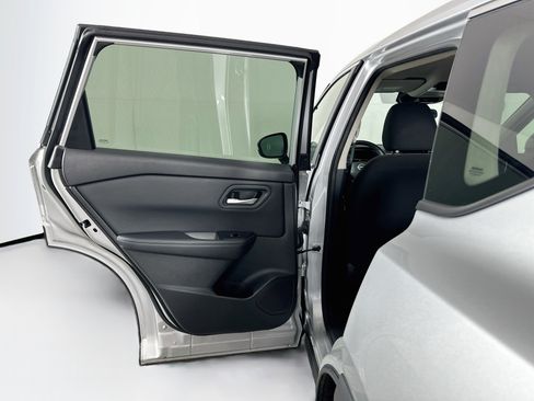 Used 2025 Nissan Rogue SV FWD image 25