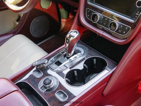 Used 2019 Bentley Bentayga image 61