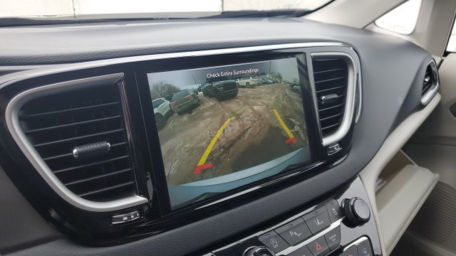 Used 2024 Chrysler Pacifica Touring-L FWD image 17