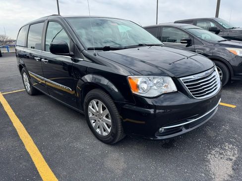 Used 2016 Chrysler Town & Country Touring w/ Driver Convenience Group image 4