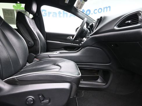 Used 2024 Chrysler Pacifica Limited w/ S Appearance Package image 6