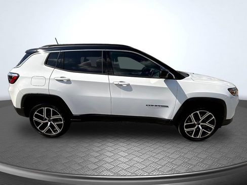 Used 2025 Jeep Compass Limited AWD/4WD image 4