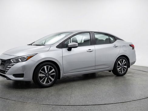 Used 2025 Nissan Versa SV image 3