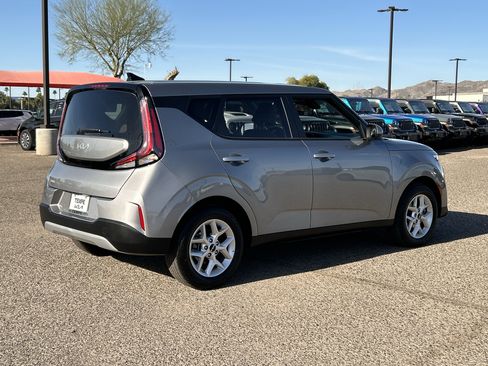 Used 2025 Kia Soul LX image 5